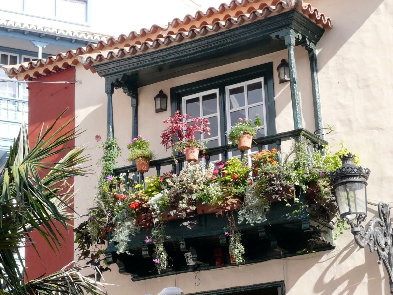 Ban công là gì? Phân biệt ban công với Lô gia