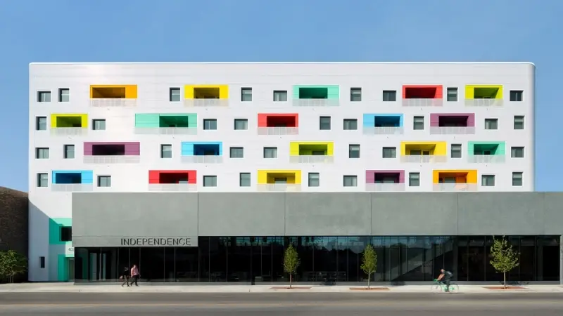 Ban công đầy màu sắc của Independence Library and Apartments – Mỹ 