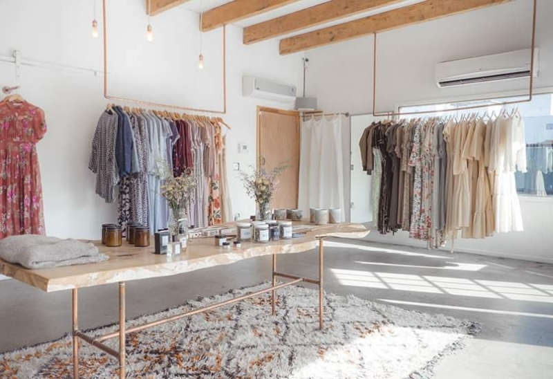 Thiết kế shop quần áo mộc mạc (Rustic) 