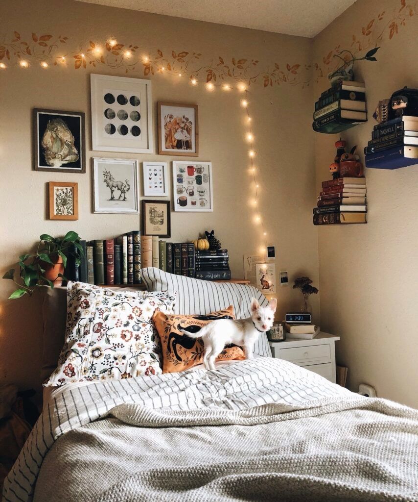Decor phòng ngủ chill bằng poster