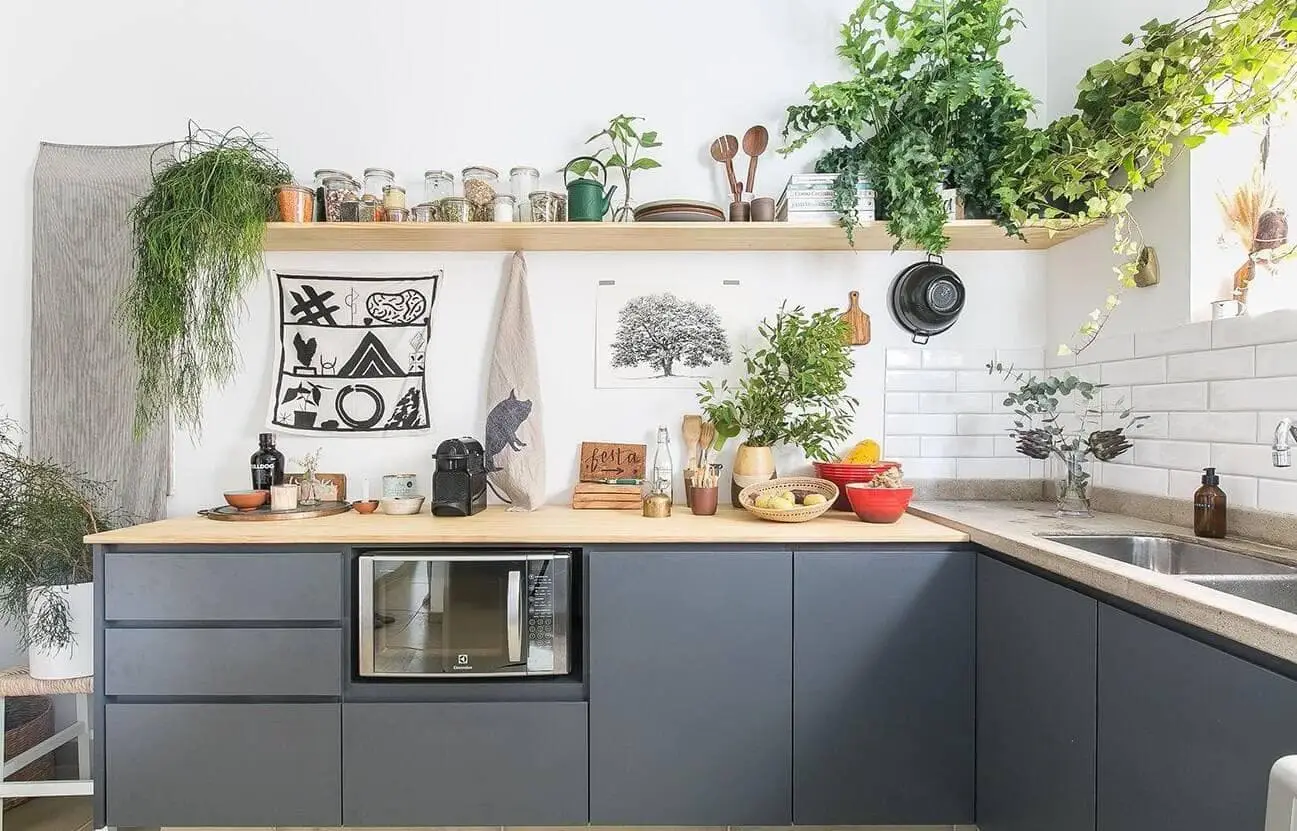 Cây xanh trong phòng bếp mang đến không gian thông thoáng