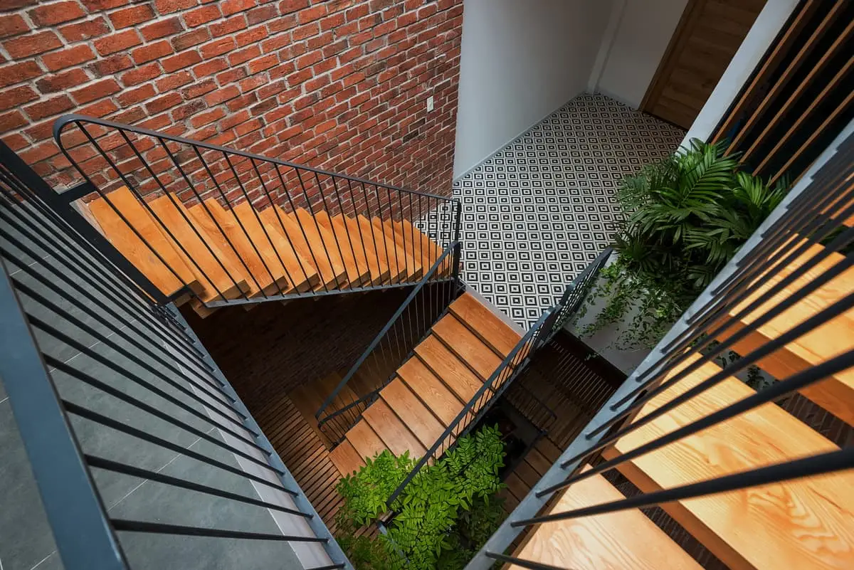 Lựa chọn vật liệu thiết kế cầu thang trước mặt tiền nhà