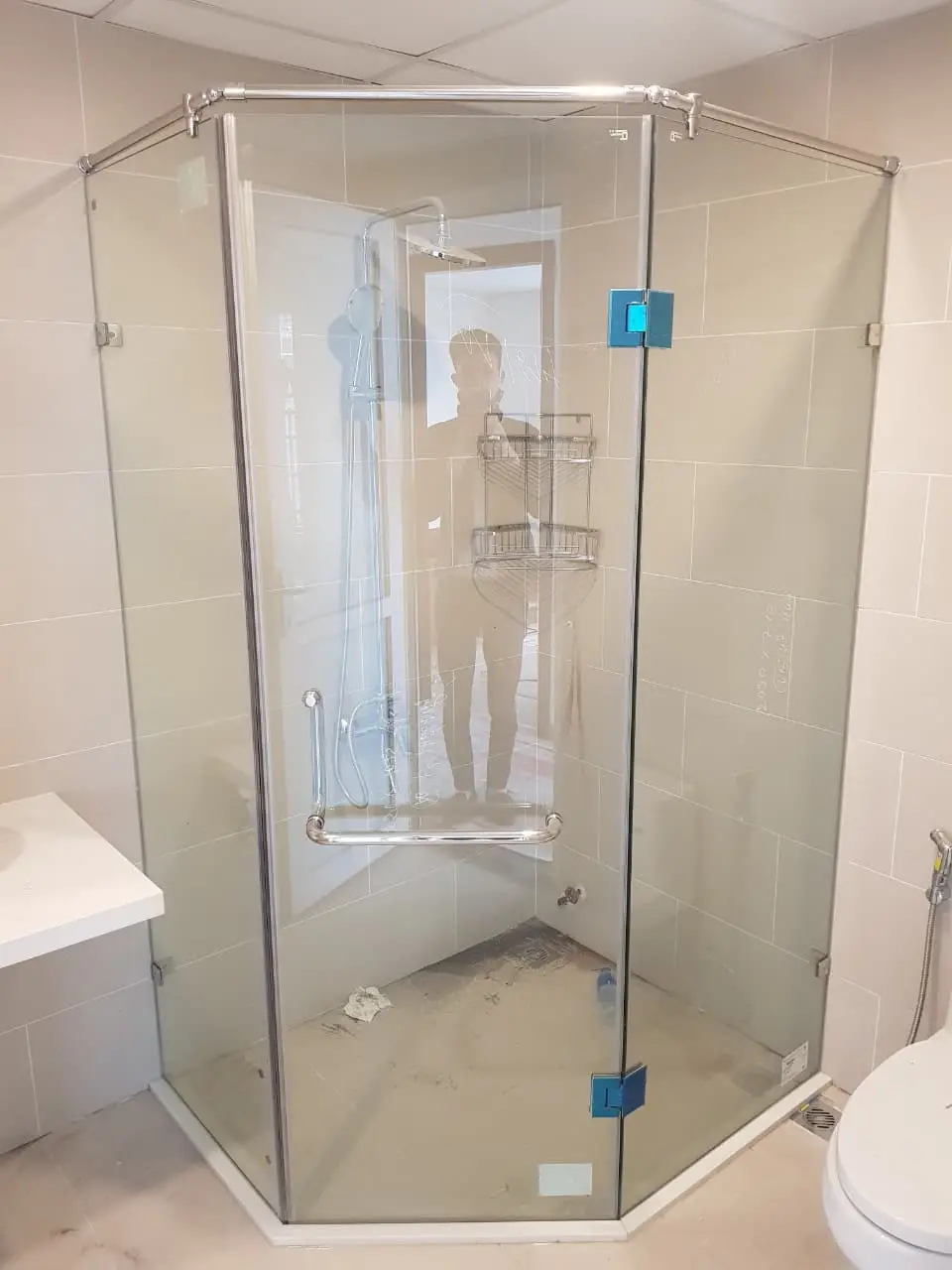 Mẫu phòng tắm kính 135 độ độc đáo