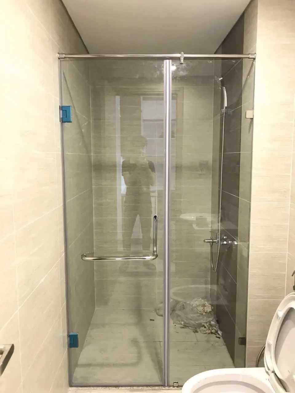 Mẫu phòng tắm vách kính 90 độ nhỏ gọn