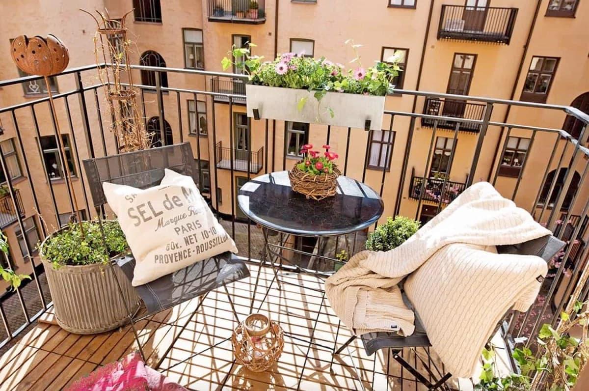 trang trí lan can ban công